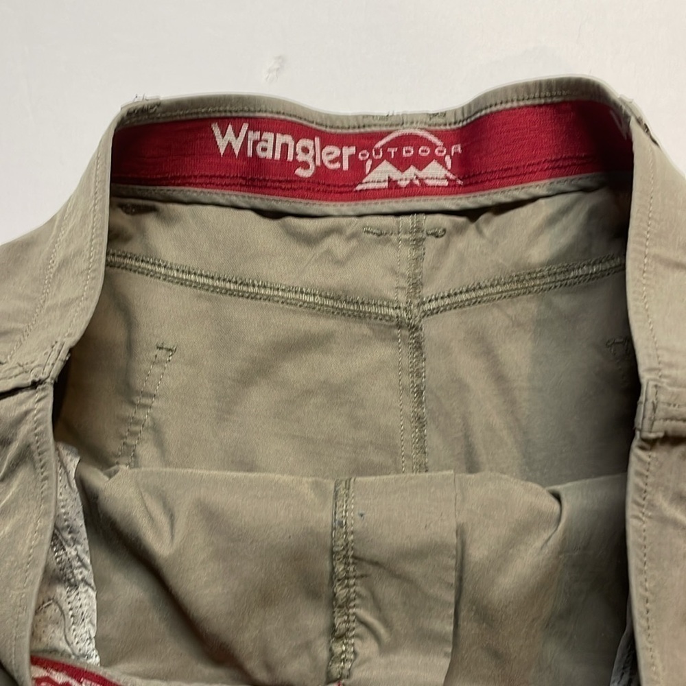 Wrangler men’s dark taupe cargo shorts size 42 - Picture 4 of 9